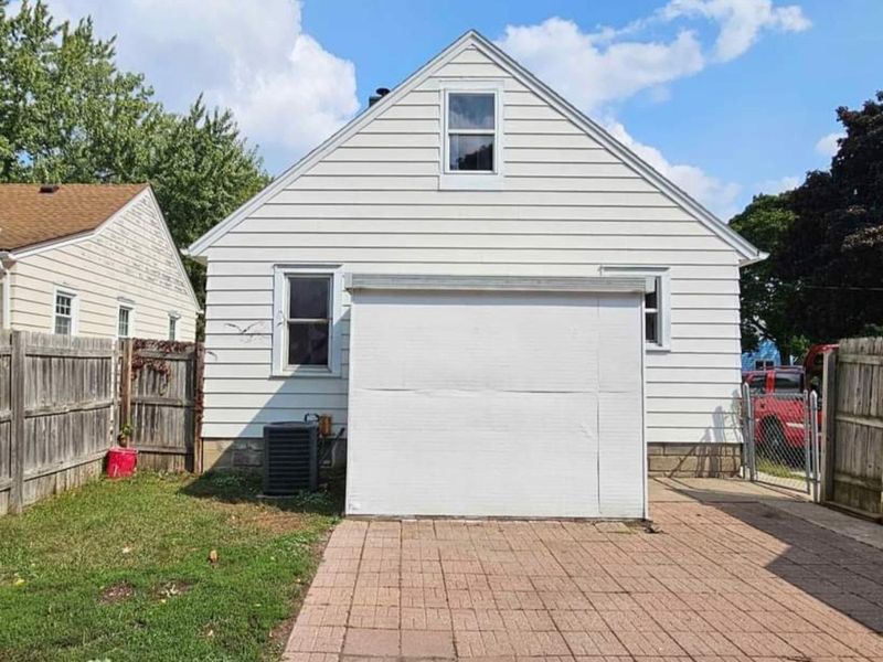 305 10th St NW, Austin, MN 55912