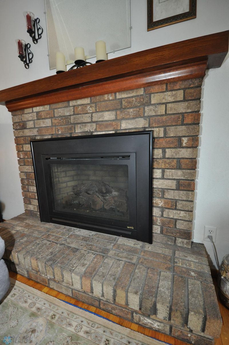 521 Maple Ln, Moorhead, MN 56560