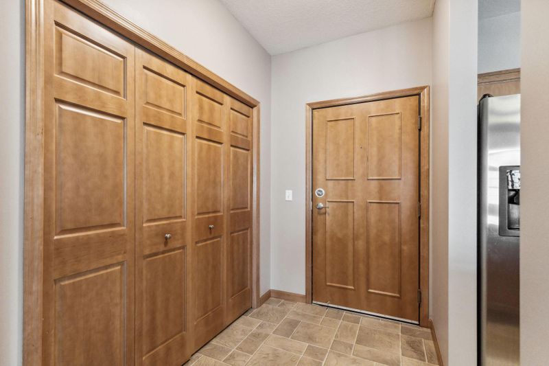 500 Greenhaven Dr #322, Burnsville, MN 55306