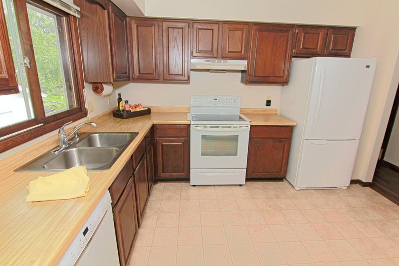 1025 Robinhood Pl, Shoreview, MN 55126