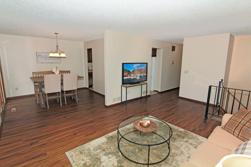 1025 Robinhood Pl, Shoreview, MN 55126