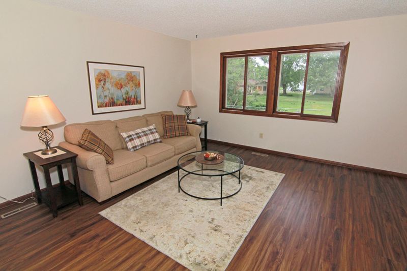 1025 Robinhood Pl, Shoreview, MN 55126