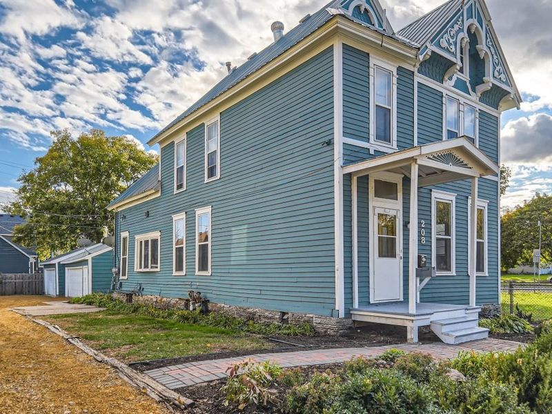 208 Charles Ave, Saint Paul, MN 55103