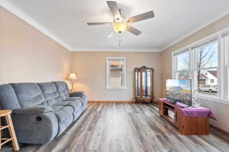 1688 Hyacinth Ave E, Saint Paul, MN 55106