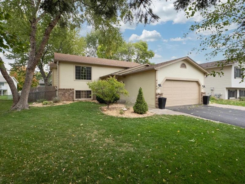 4264 Sun Cliff Rd, Eagan, MN 55122