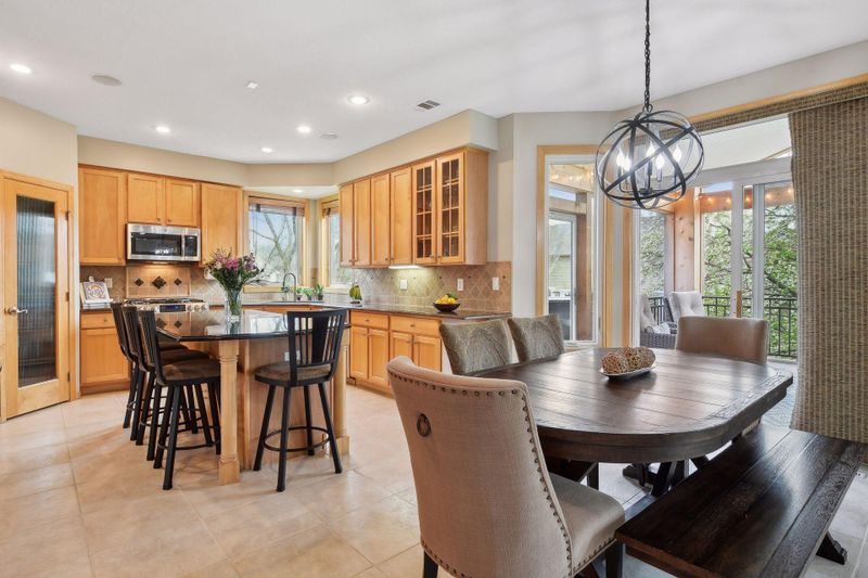 9137 Springfield Dr, Chanhassen, MN 55317