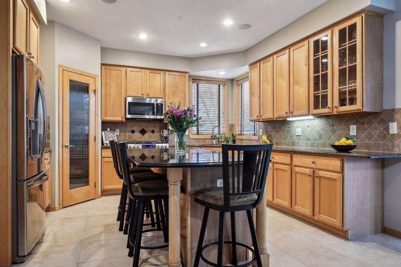 9137 Springfield Dr, Chanhassen, MN 55317