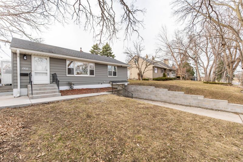 1937 Carl St, Saint Paul, MN 55113