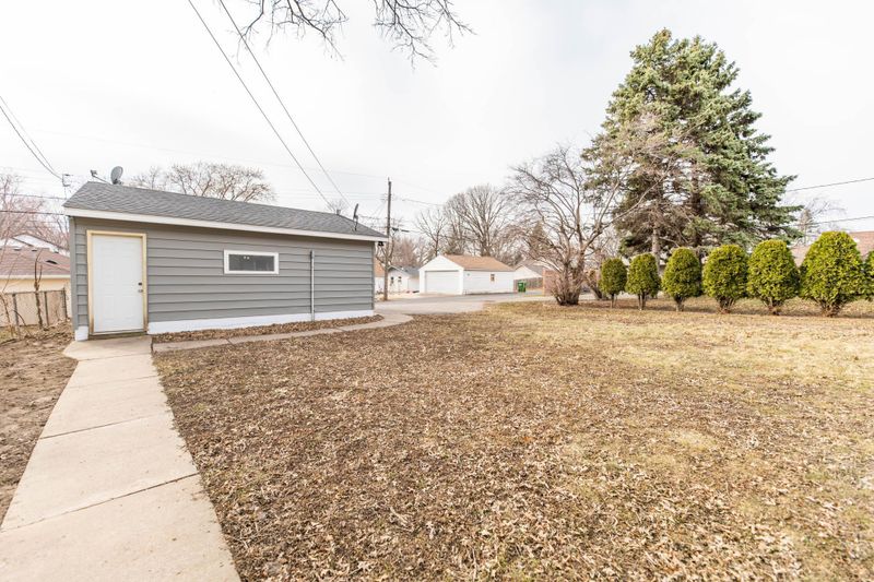 1937 Carl St, Saint Paul, MN 55113