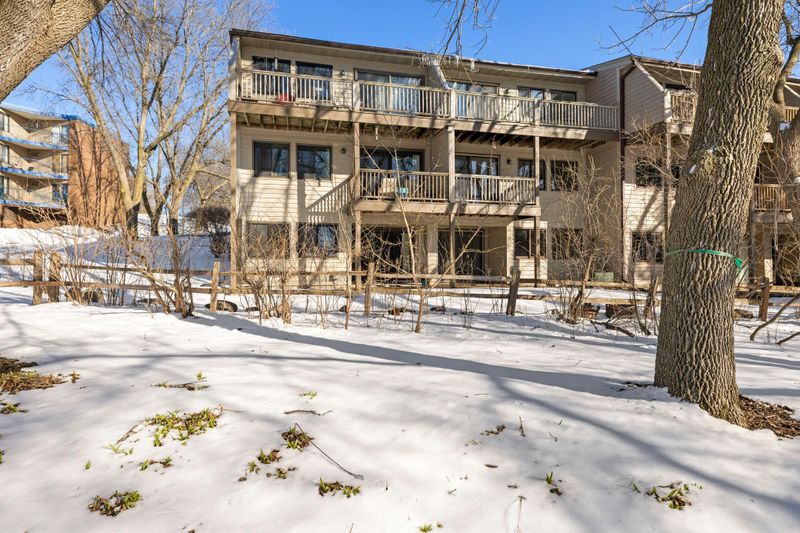 8940 Neill Lake Rd #D, Eden Prairie, MN 55347