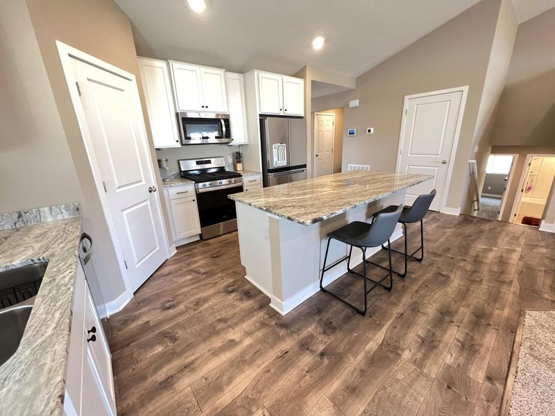 2302 Aragon Dr, Shakopee, MN 55379