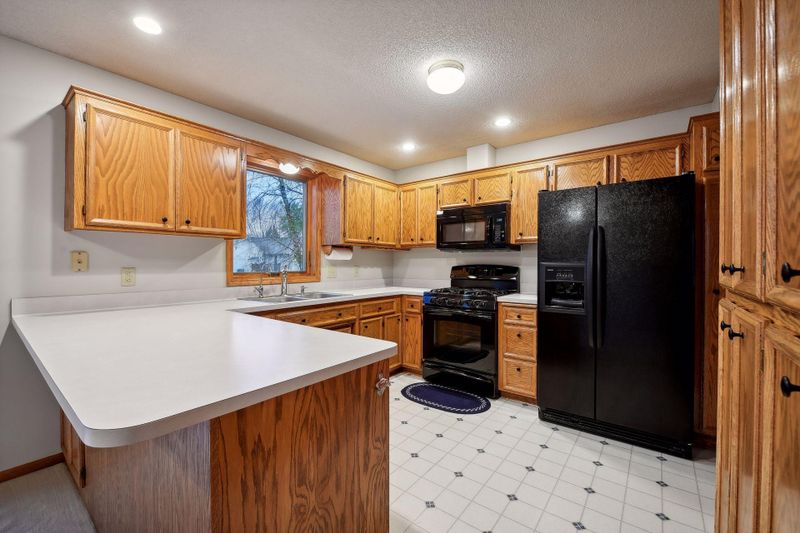 1481 Heron Dr, Chanhassen, MN 55317