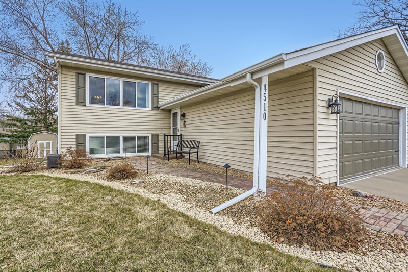 4510 Oakhurst Ave, North Oaks, MN 55127