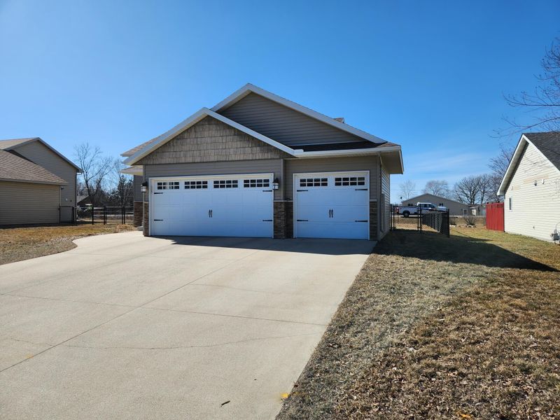 1012 Waters Edge Cir, Avon, MN 56310