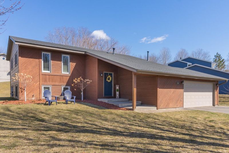 694 Liberty Heights Dr, Chaska, MN 55318