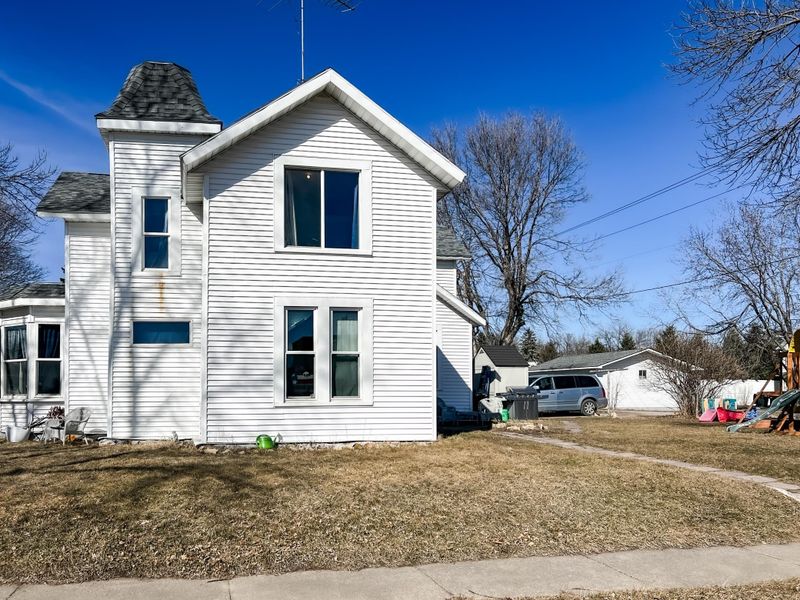 301 N Carver St, Winthrop, MN 55396