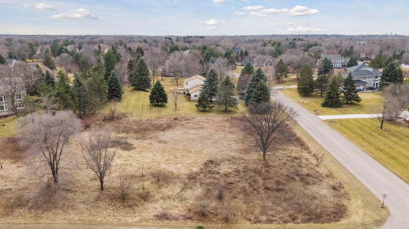 2 Raven Rd, North Oaks, MN 55127