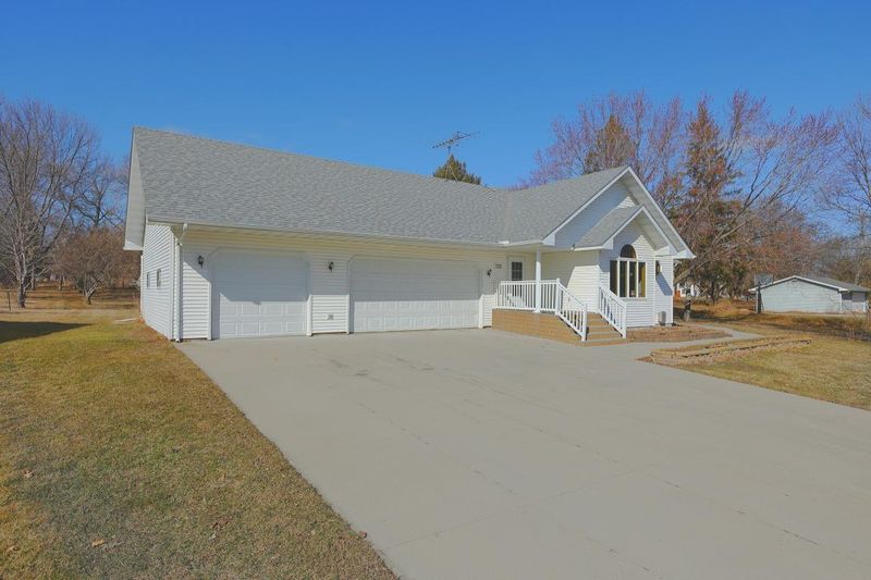 720 Eshton Ct SE, Cokato, MN 55321