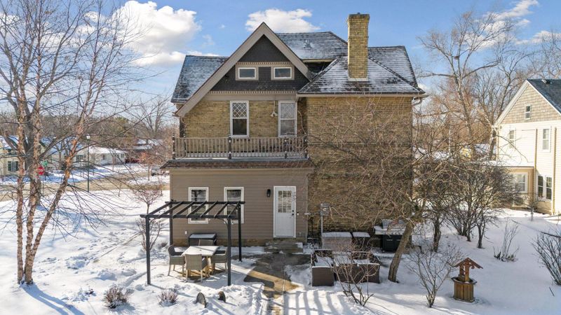 319 E 3rd St, Chaska, MN 55318