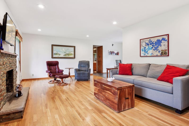 3625 Laurel Dr, Deephaven, MN 55391