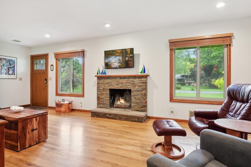 3625 Laurel Dr, Deephaven, MN 55391