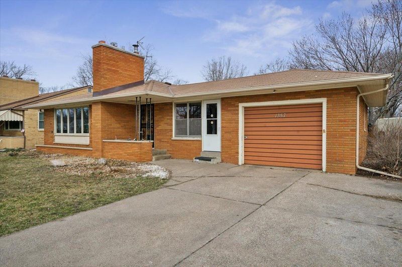 1357 Roselawn Ave W, Roseville, MN 55113