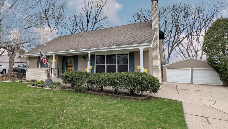 3072 Patton Rd, Roseville, MN 55113