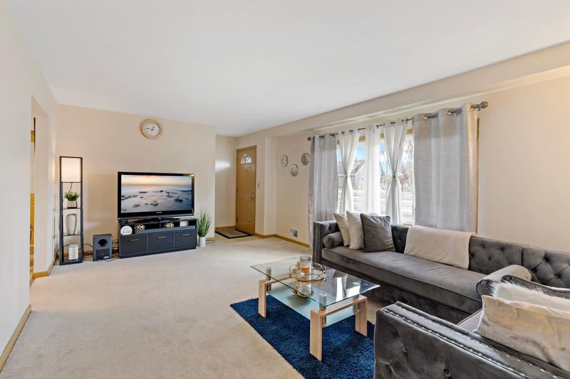 2129 Mcmenemy St, Maplewood, MN 55117