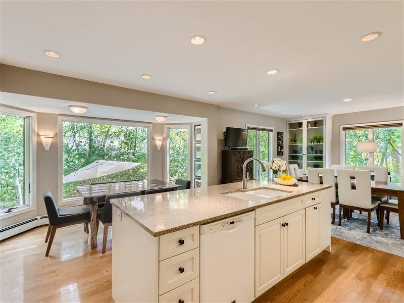 8141 Pennsylvania Cir, Bloomington, MN 55438