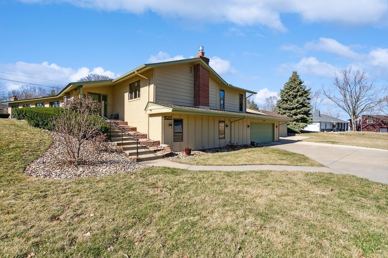 11920 Horizon Ln, Burnsville, MN 55337