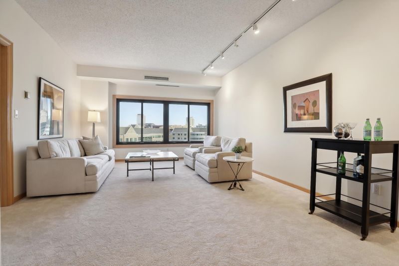 1201 Yale Pl #611, Minneapolis, MN 55403