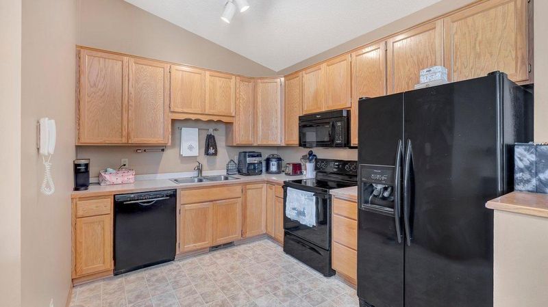 1029 Honeysuckle Ln SE, Cambridge, MN 55008