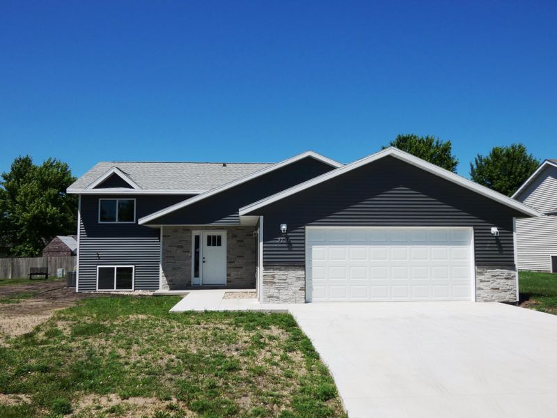 2131 Castlewood Dr, Worthington, MN 56187