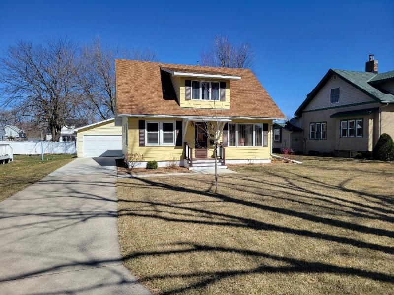 317 7th St SW, Wells, MN 56097