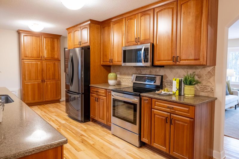 9575 Franlo Rd, Eden Prairie, MN 55347