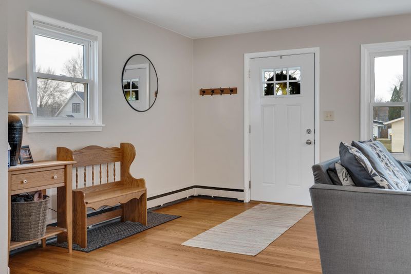 622 S 1st St, La Crescent, MN 55947