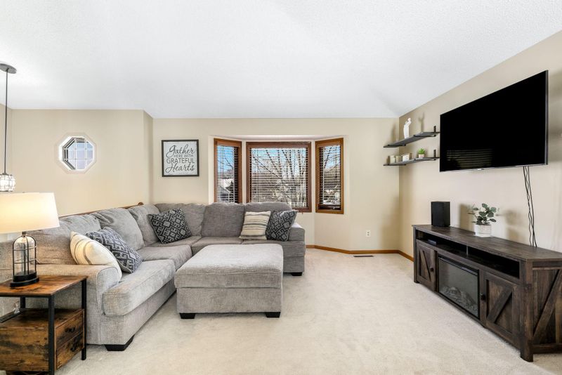 6915 Upper 28th St N, Oakdale, MN 55128