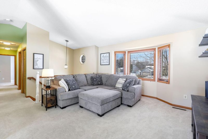 6915 Upper 28th St N, Oakdale, MN 55128