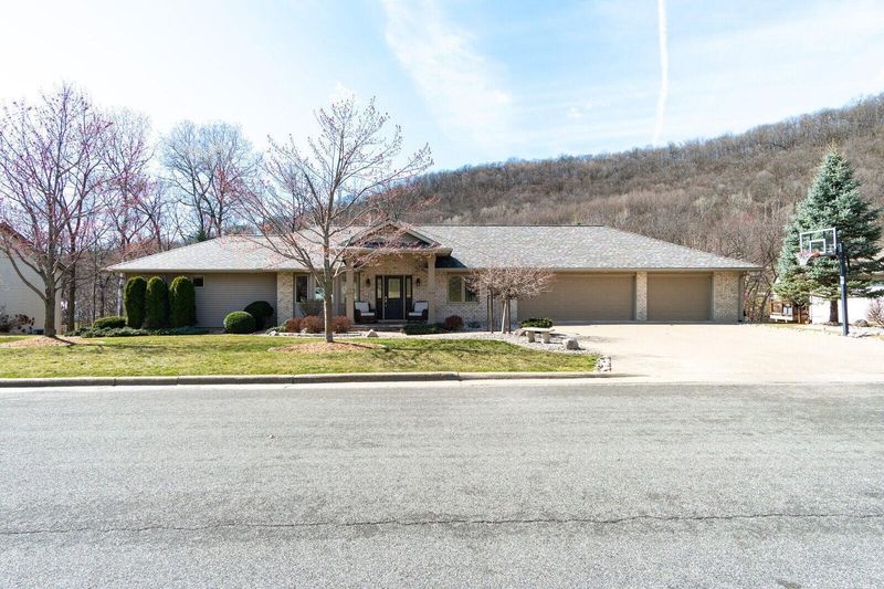 65 Mcintosh Rd E, La Crescent, MN 55947