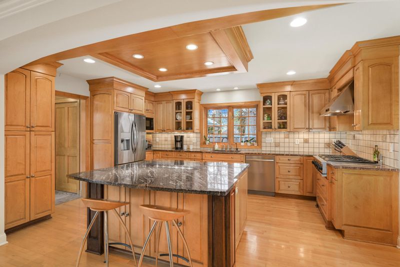 2249 Summit Ave, Saint Paul, MN 55105