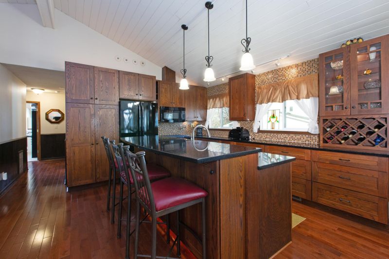 2933 Granada Ln N, Oakdale, MN 55128