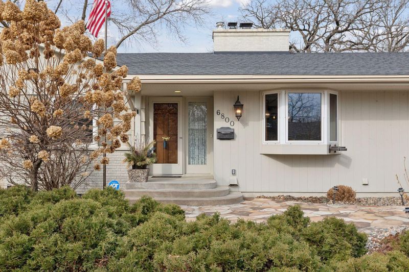 6800 Brook Dr, Edina, MN 55439