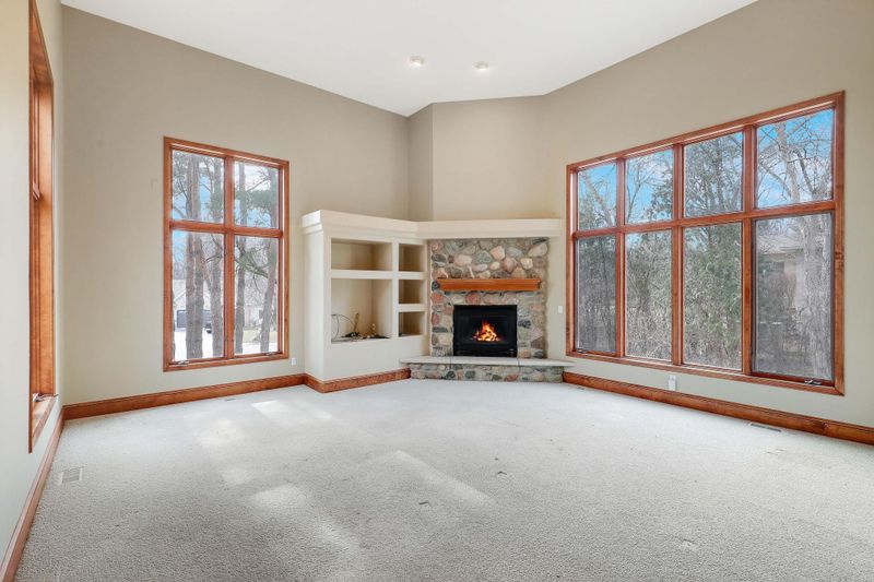 2015 Pine Ridge Dr, West Saint Paul, MN 55118