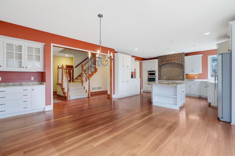 2015 Pine Ridge Dr, West Saint Paul, MN 55118