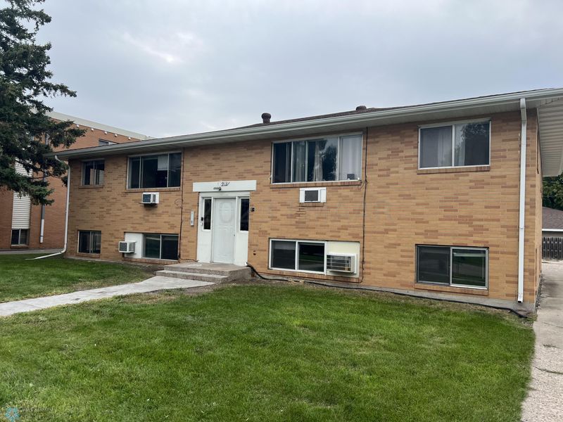 913 18 1/2 St S, Moorhead, MN 56560
