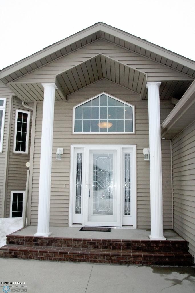 948 35th St S, Moorhead, MN 56560