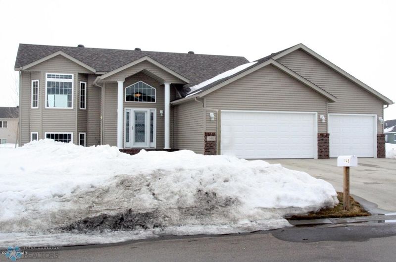 948 35th St S, Moorhead, MN 56560