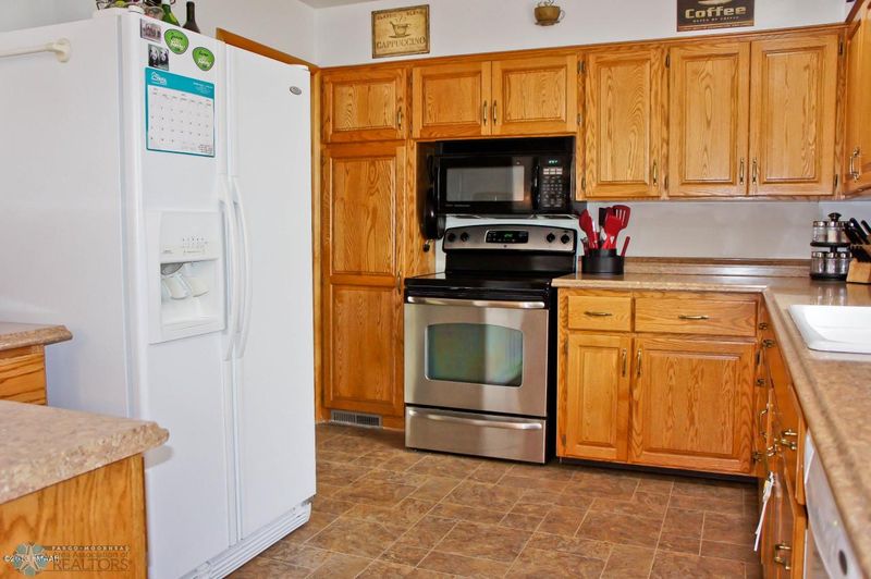 1605 14th St S, Moorhead, MN 56560