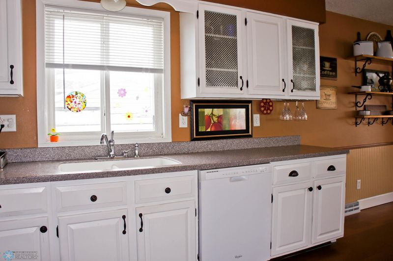 667 Appletree Ln, Moorhead, MN 56560