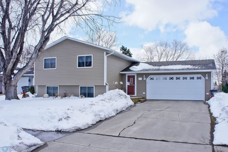 667 Appletree Ln, Moorhead, MN 56560